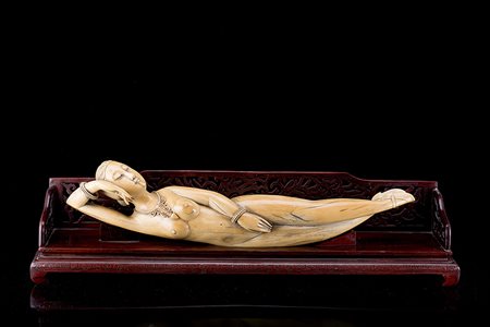 Grande modello di doctor's lady in avorio con base in legno (difetti)Cina,...