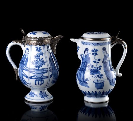 Due piccole brocche in porcellana bianca e blu, decorate con figure femminili...