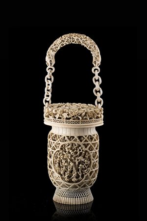 Cesto con manico in avorio traforato e lavorato a motivi floreali e...