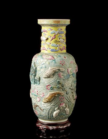 Vaso rouleau in porcellana Famiglia Rosa con decoro in rilievo raffigurante...