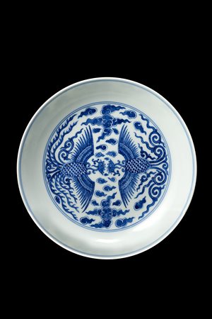 Piatto in porcellana bianca e blu decorato al centro con coppia di fenici in...