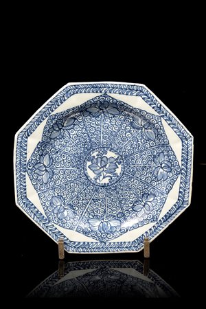 Piatto ottagonale in porcellana bianca e blu con decori floreali e geometrici...