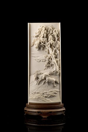 Schermo in avorio scolpito con scena di paesaggio con due cavalli, base in...