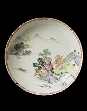 Piatto in porcellana Famiglia Rosa con paesaggio (restauri)Cina, secolo...