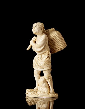 Okimono in avorio raffigurante pescatore con cesta sulle spalle (lievi...