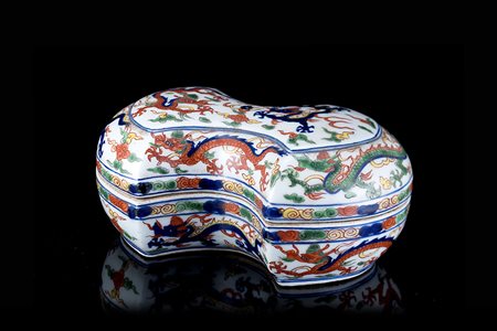 Scatola in porcellana wucai a forma di lingotto con decoro in stile Ming,...
