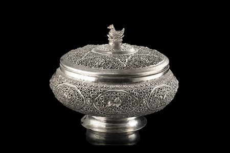 Scatola con coperchio circolare in argento cesellato e sbalzato decorata con...