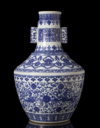 Vaso in porcellana bianco e blu decorato con motivi floreali e geometrici,...