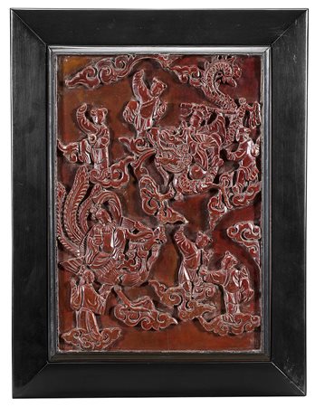 Pannello in legno intagliato con laccatura rossa, decorato con Immortali, in...