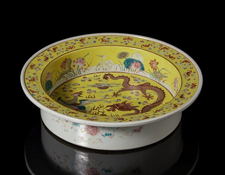 Bacile in porcellana a smalti policromi su fondo giallo raffigurante coppia...