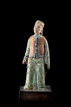 Figura di ufficiale in bisquit smaltato, con base in legno (difetti)Cina,...