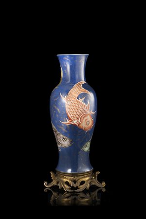 Grande vaso in porcellana decorato con carpe in smalti rosso ferro e verde su...