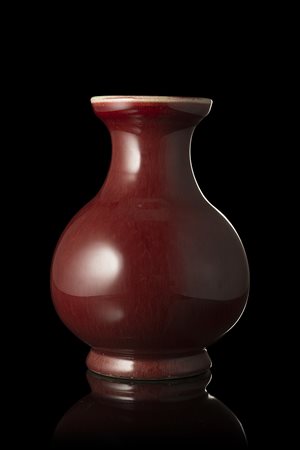 Vaso in porcellana ad invetriatura rossa "langyao"Cina, dinastia Qing,...