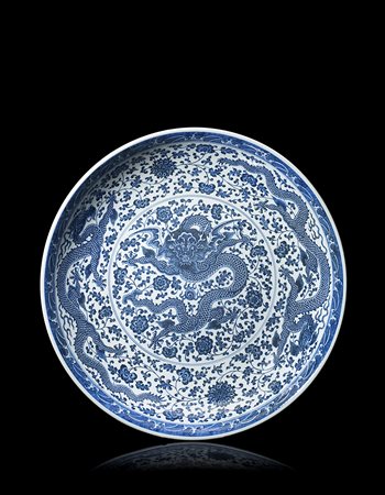 Grande piatto in porcellana bianca e blu decorato con draghi e motivi...