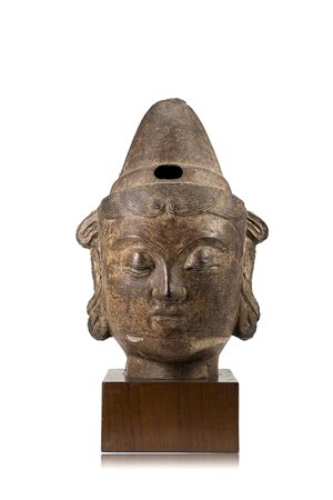 Scultura in ferro raffigurante testa di Guanyin, con base in legno...