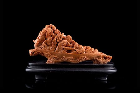 Gruppo in corallo arancione raffigurante immortali sulla zattera, con base in...