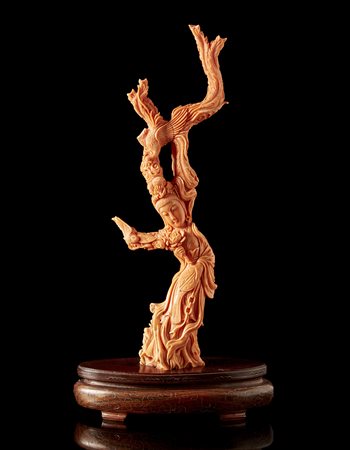 Ramo in corallo scolpito con dama e rami di peonia e fenici, base in...