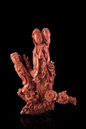 Scultura in corallo raffigurante Guanyin con fanciullo e dama (lievi...