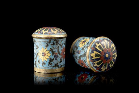 Coppia di terminali per scroll in metallo cloisonné a decoro floreale su...