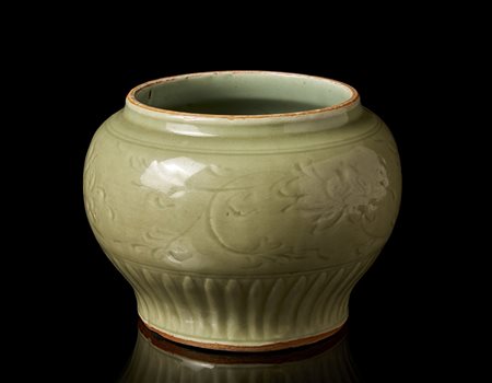 Potiche in celadon longquan a decoro floreale, etichetta Antichità Ghigo alla...