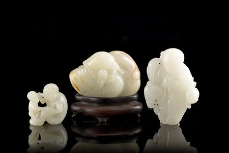 Tre intagli in giada bianca e color celadon raffiguranti fanciullo, coppia di...