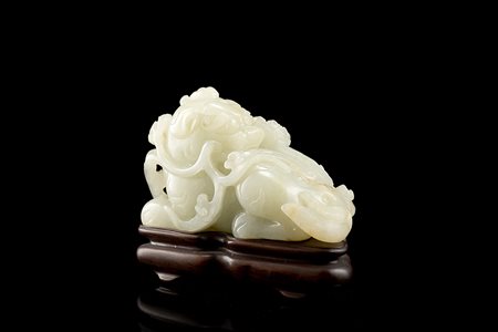 Qilin con ramo di loto in giada celadon con qualche inclusione russetCina,...