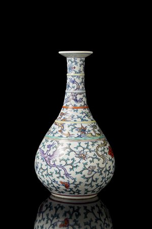 Vaso in porcellana di forma yuhuchunping a smalti doucai decorato con fenici...