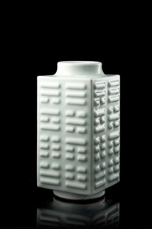 Vaso in porcellana a invetriatura celadon dalla forma arcaica "cong" decorato...