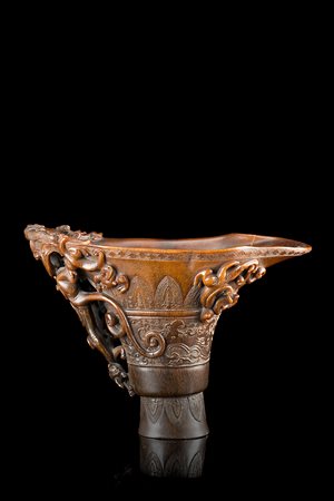 Coppa da libagione in corno di rinoceronte scolpita e intagliata, la...