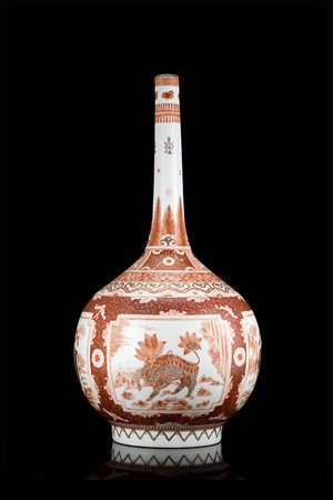 Vaso a bottiglia in porcellana a smalti rosso ferro e dorature, decorato con...