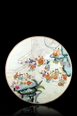 Placca rotonda in porcellana a smalti Famiglia Rosa decorata con fanciulli in...