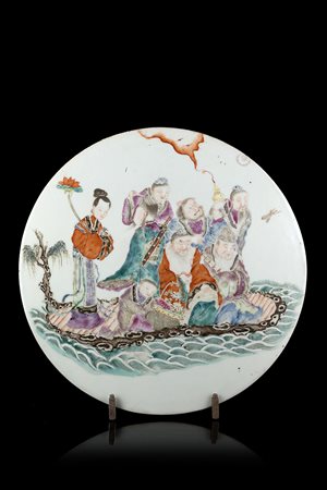 Placca circolare in porcellana a smalti policromi decorata con Immortali...