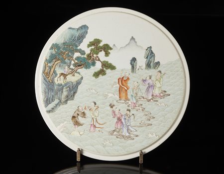 Placca circolare in porcelllana Famiglia Rosa decorata con Immortali taoisti...