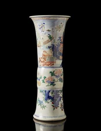 Vaso a tromba in porcellana wucai raffigurante Immortali taoisti e motivi...