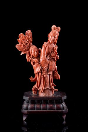 Scultura in corallo raffigurante dame con rami in fiore, basi in legnoCina,...