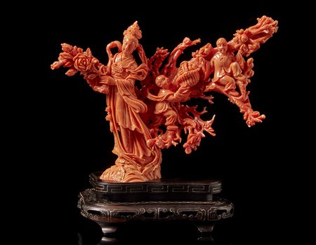 Scultura in corallo rosso raffigurante dama dalle lunghe vesti con fanciullo...