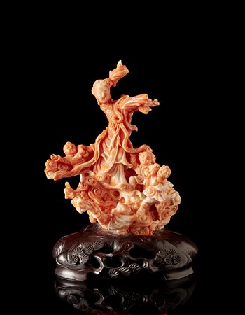 Ramo in corallo color rosa pallido scolpito con Guanyin e fanciulli, base in...