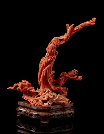 Scultura in corallo rosso raffigurante Guanyin con fenice e fanciullo, base...