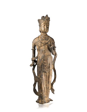 Scultura in bronzo dorato raffigurante Guanyin con tracce di laccaturaCina,...