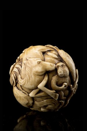 Sfera in avorio scolpita con i dodici animali dello zodiacoGiappone, periodo...