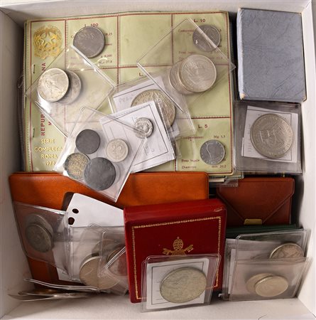 VARIE. Insieme di monete di varie epoche, comprese delle confezioni di zecca...