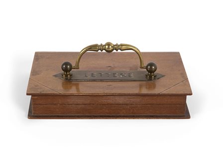 Man Ray (1890-1976) To Vera, 1964 scatola in legno, plastica e feltro, cm...