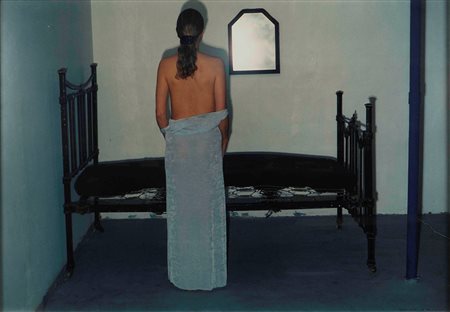 Simcha Shirman (1947) Donna davanti uno specchio e un letto, 1996 fotografia...