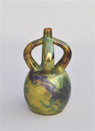 Zsolnay Pecs Vaso poliansato, 1900 ca;Ceramica verde iridato, h. 20 cm,...