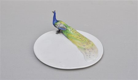 - Pfauenteller Meissen;Porzellan, Dm. 22 cm, Höhe Pfau 8,5 cm Schwertermarke