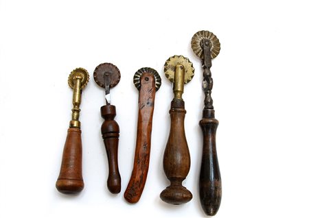 Lotto composto da cinque rondelle da pasta miste con manici in legno-ENFive...