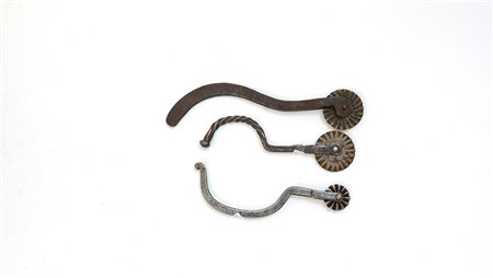 Lotto composto da tre rondelle da pasta sagomate in ferro forgiato (Landini...