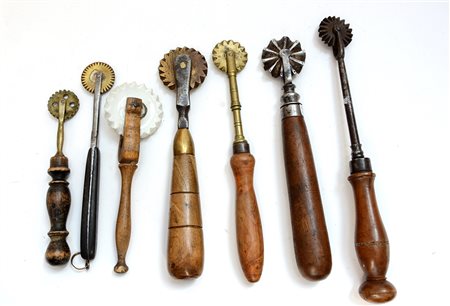 Lotto composto da sette rondelle da pasta miste con manici in legno-ENSeven...