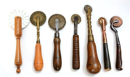 Lotto composto da sette rondelle da pasta miste con manici in legno-ENSeven...