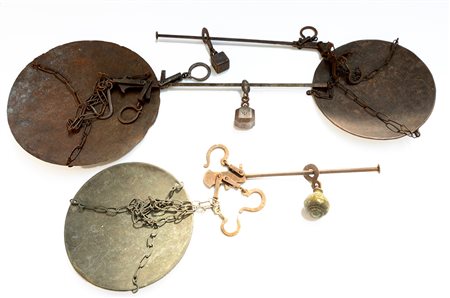 Lotto composto da tre bilance in metallo (difetti)-ENThree metal scales....